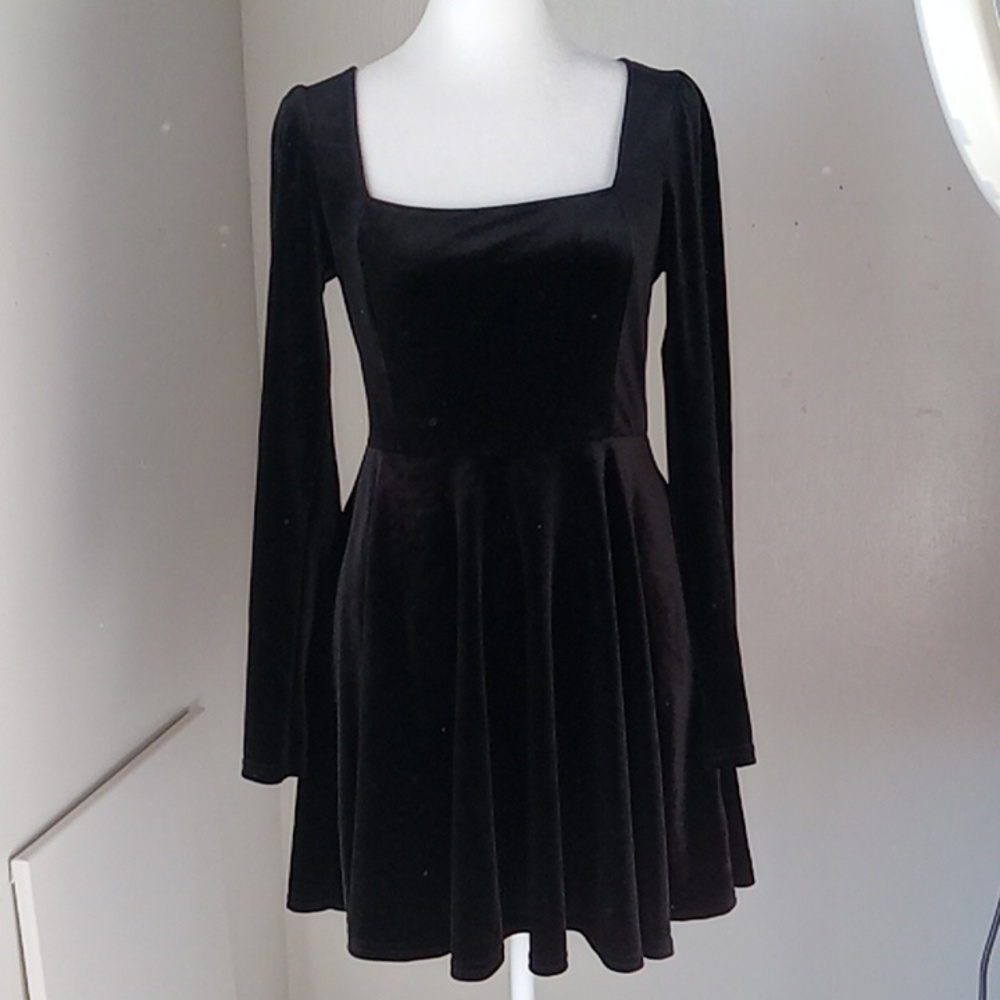 Lulu's Sweet Desire Black Velvet Square Neck Skater Dress Long-sleeves S